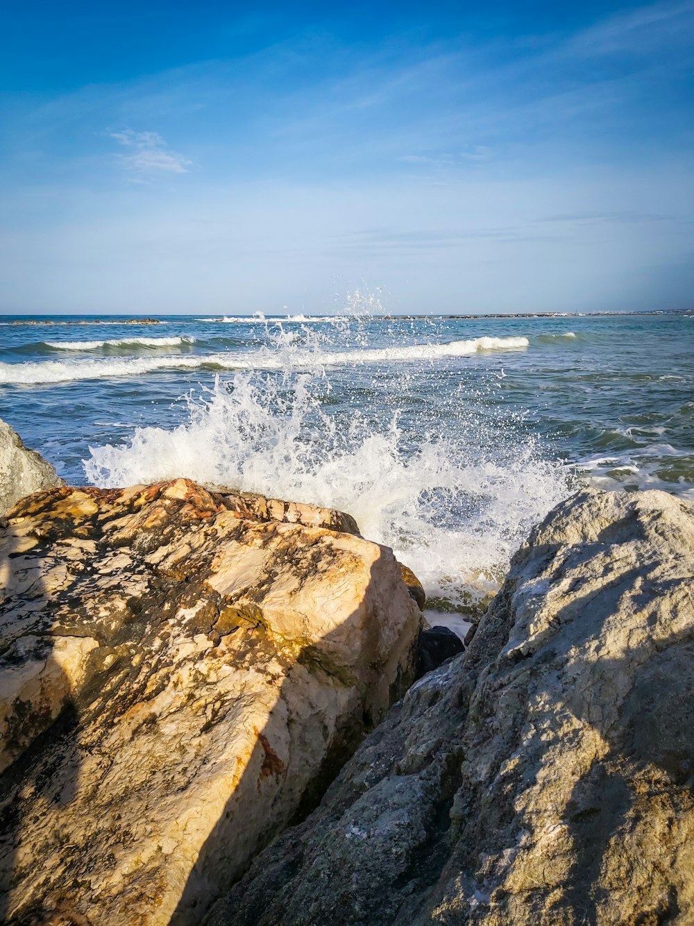 rivage rocheux brun pendant la journée