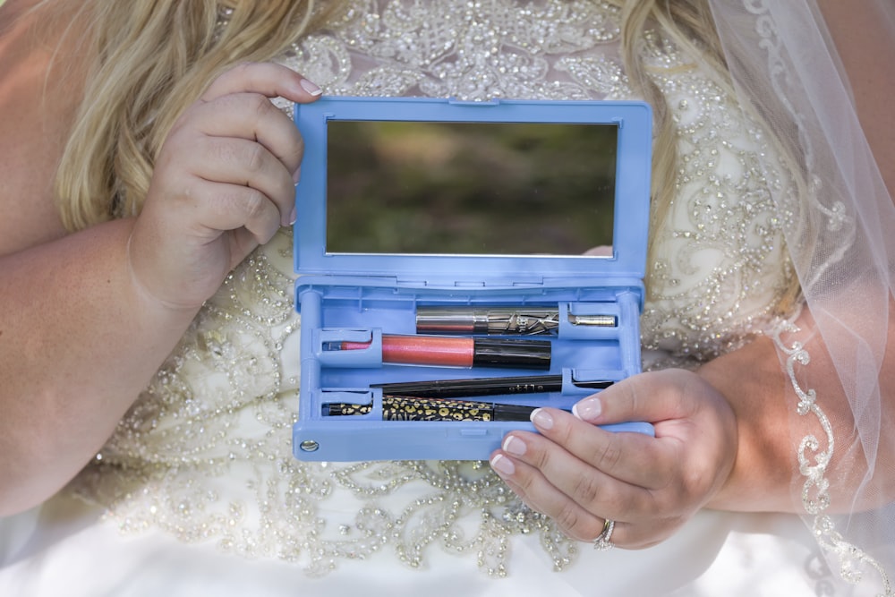 Person mit blauem und schwarzem Tablet-Computer