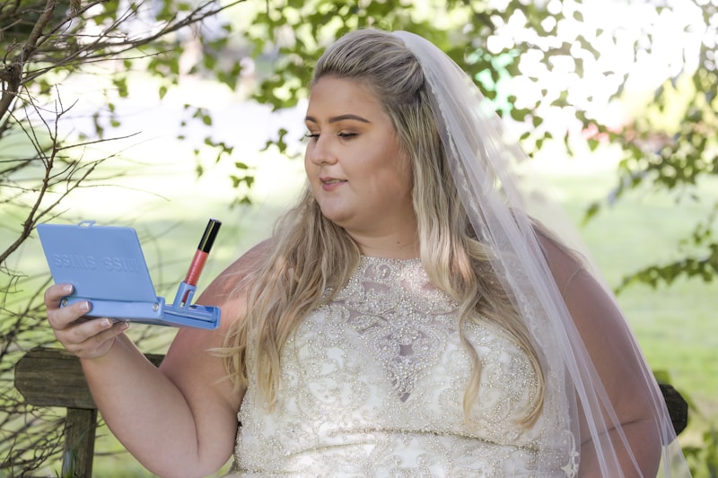 Mujer con vestido blanco y bolígrafo