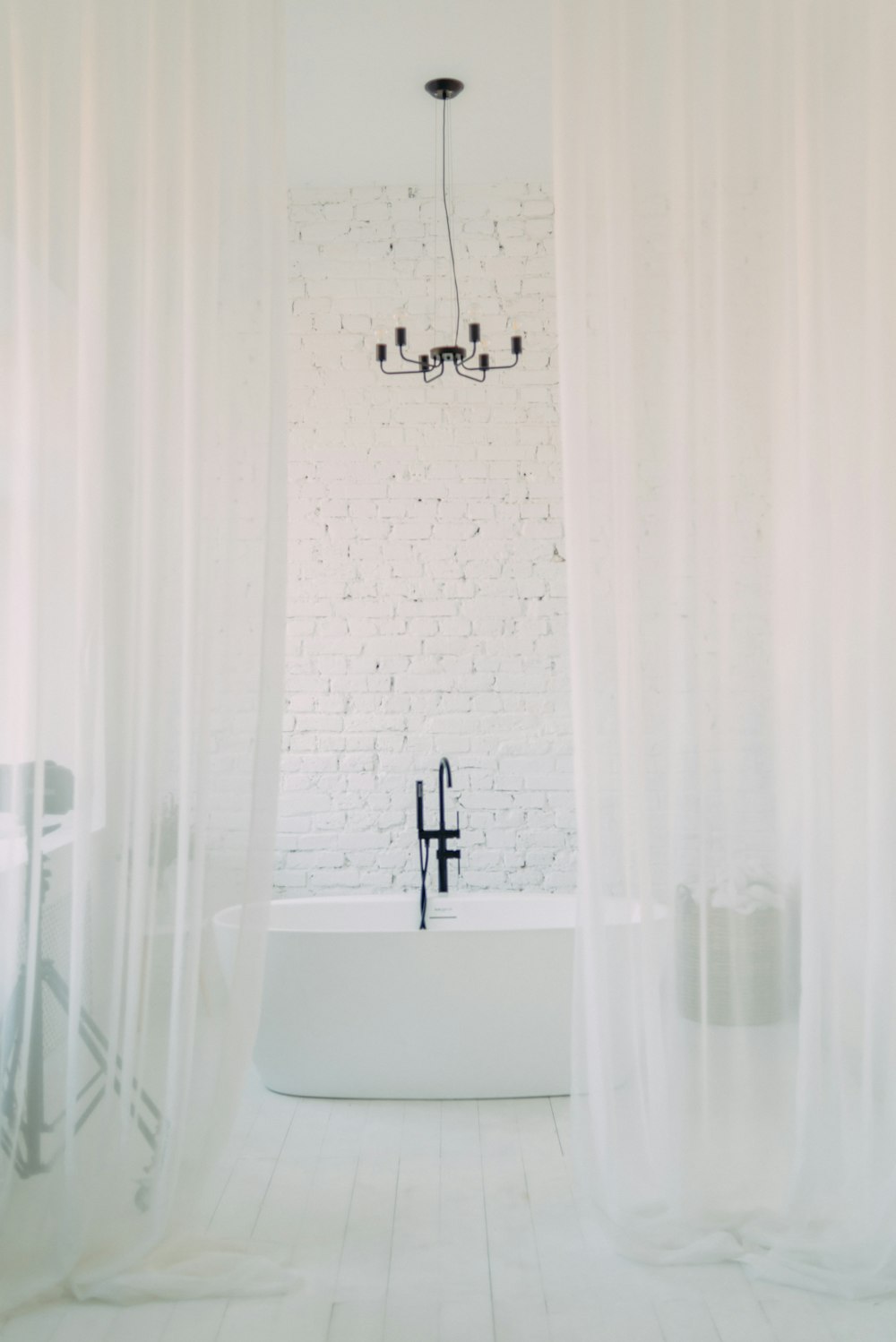 white shower curtain near bathtub