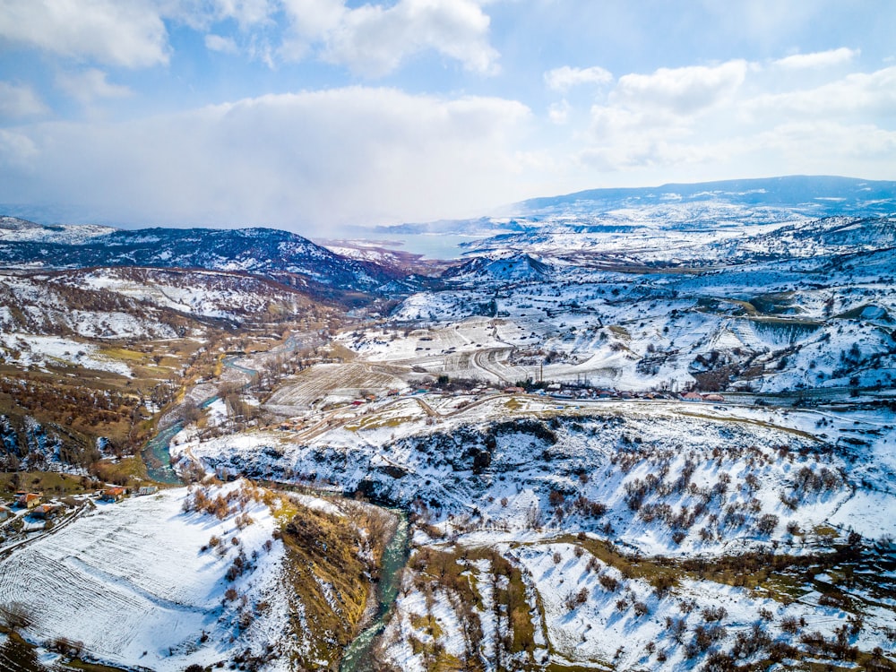 montanha coberta de neve sob céu nublado durante o dia