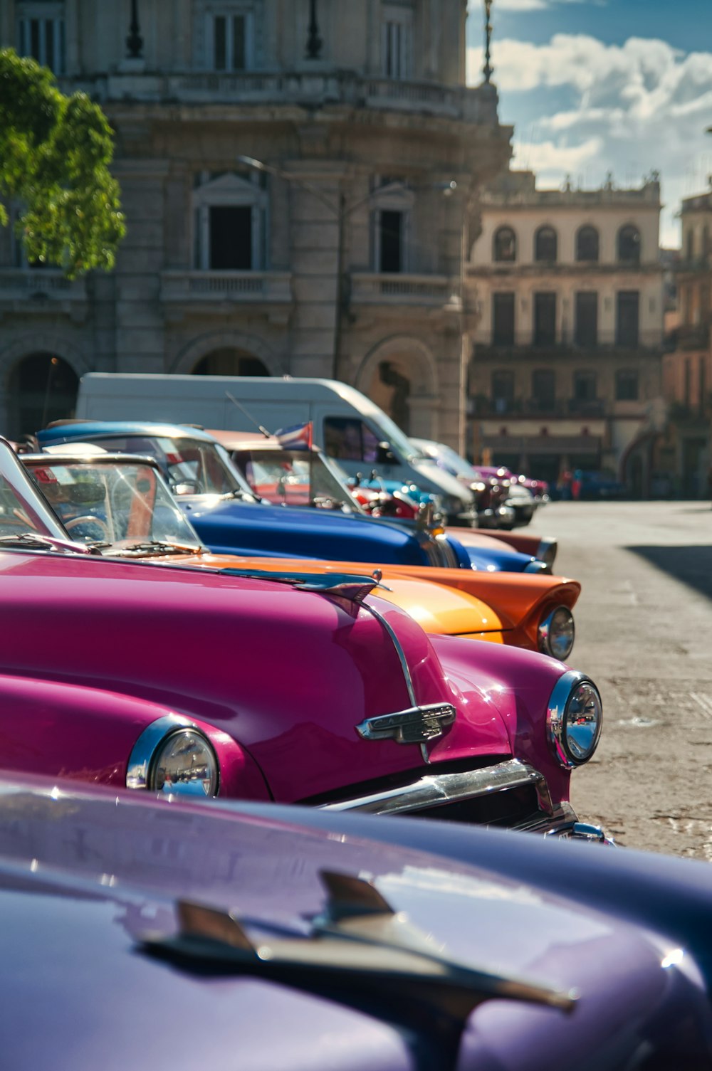 blau-gelber Oldtimer tagsüber unterwegs