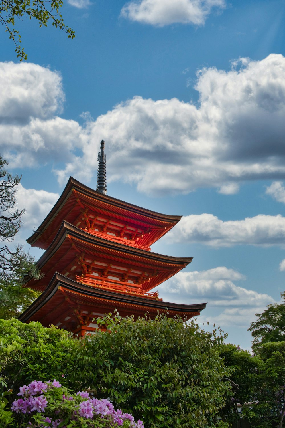 Templo de la pagoda marrón bajo el cielo azul