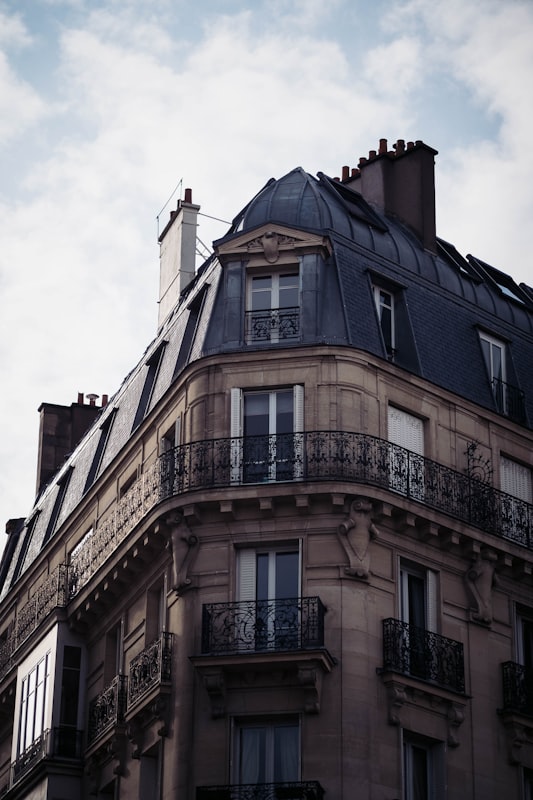 Immeuble ancien en pierre dans un centre-ville français