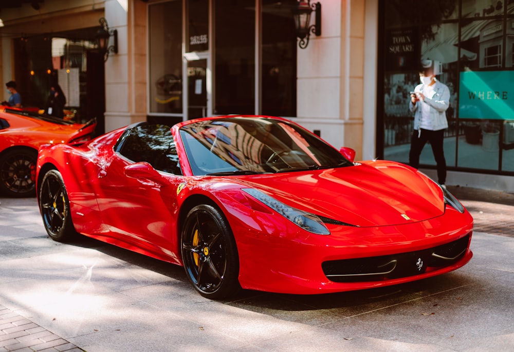 Ferrari 458 Italia rojo aparcado frente a la tienda