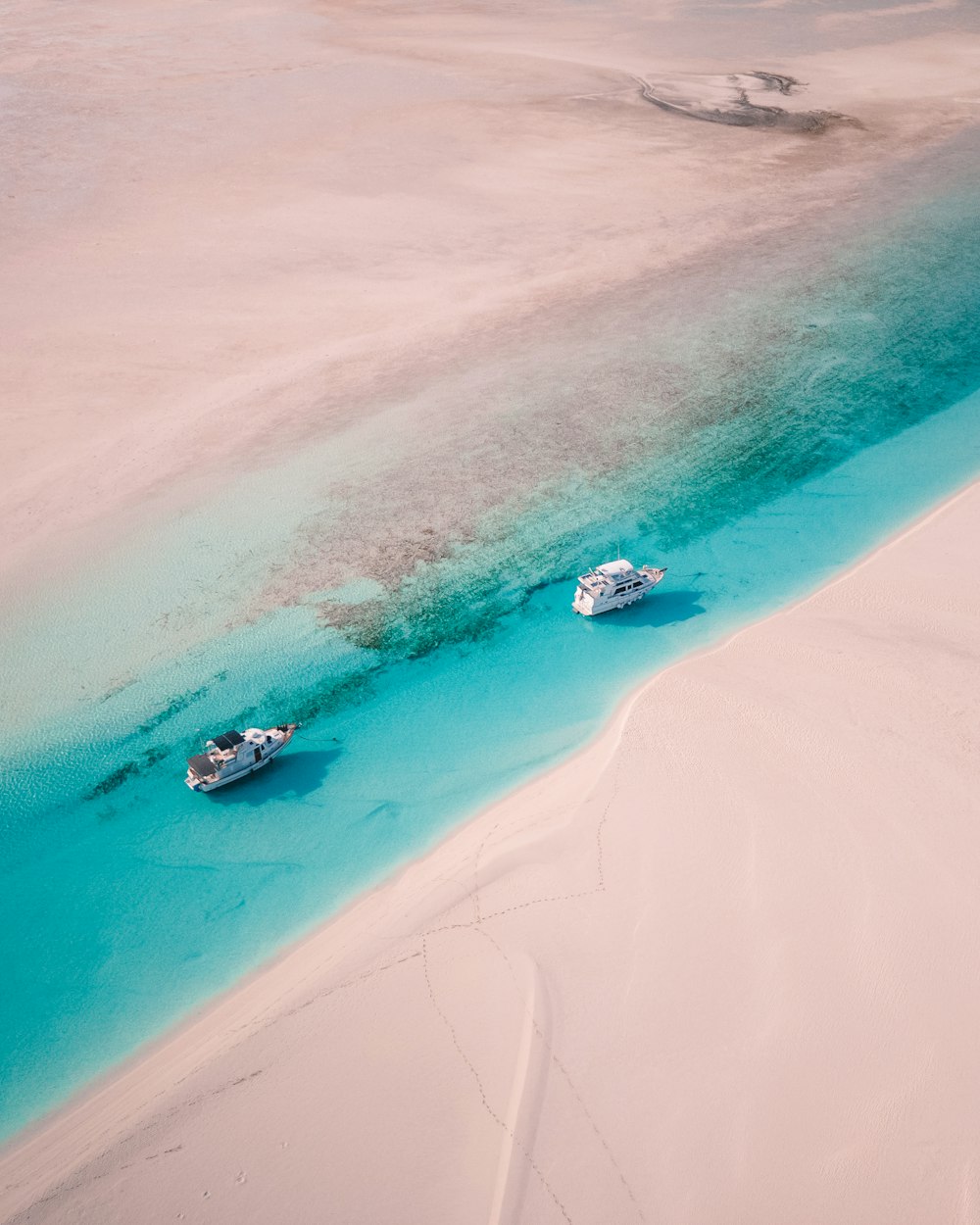 Veduta aerea della spiaggia di sabbia bianca durante il giorno