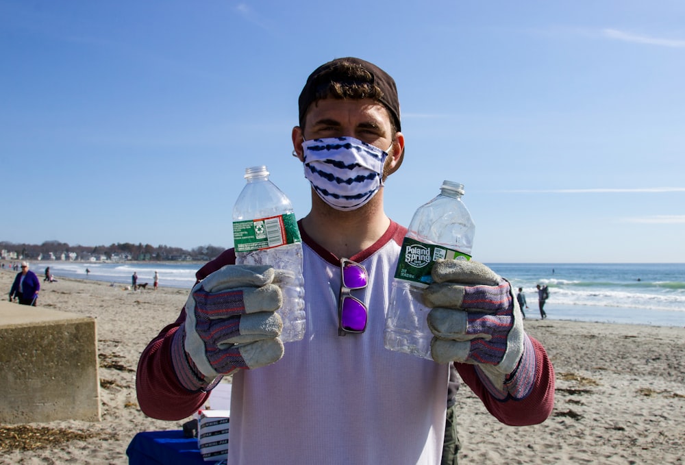Mann im weißen Hemd mit Wasser in Flaschen