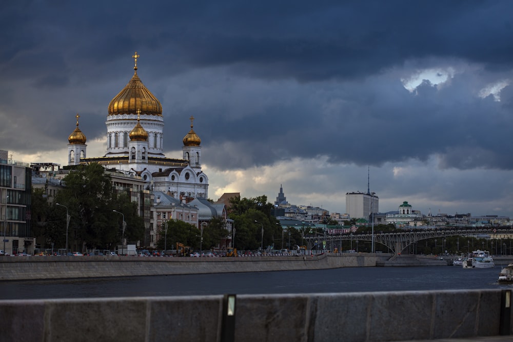 Edificio a cupola bianco e oro sotto il cielo nuvoloso durante il giorno