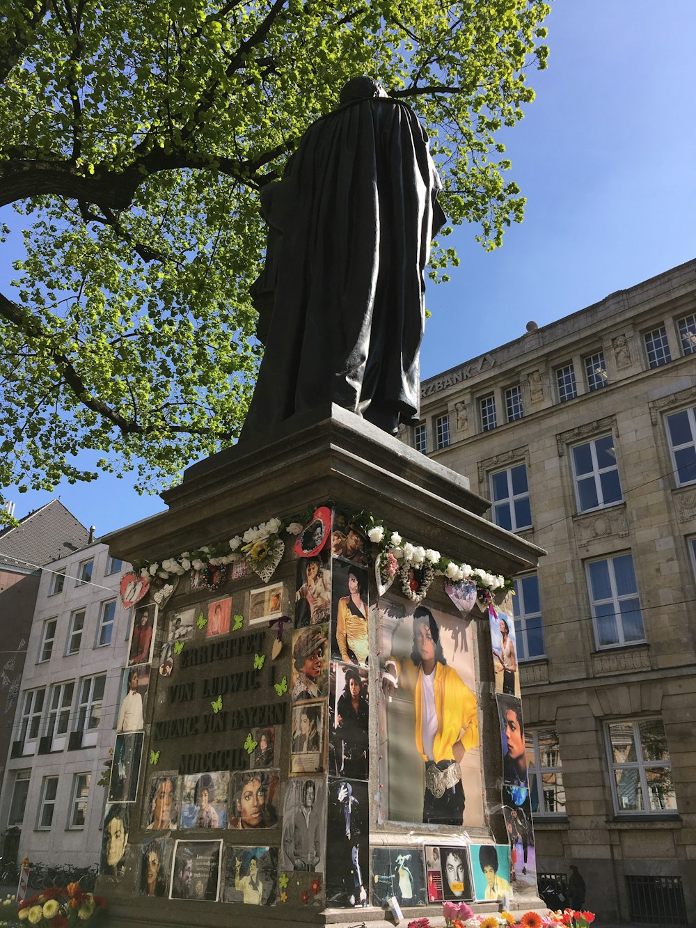 estátua preta perto da árvore verde durante o dia