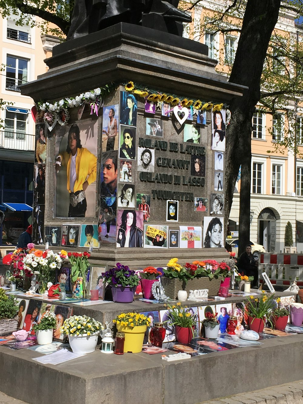 flores vermelhas e brancas amarelas na prateleira de madeira preta