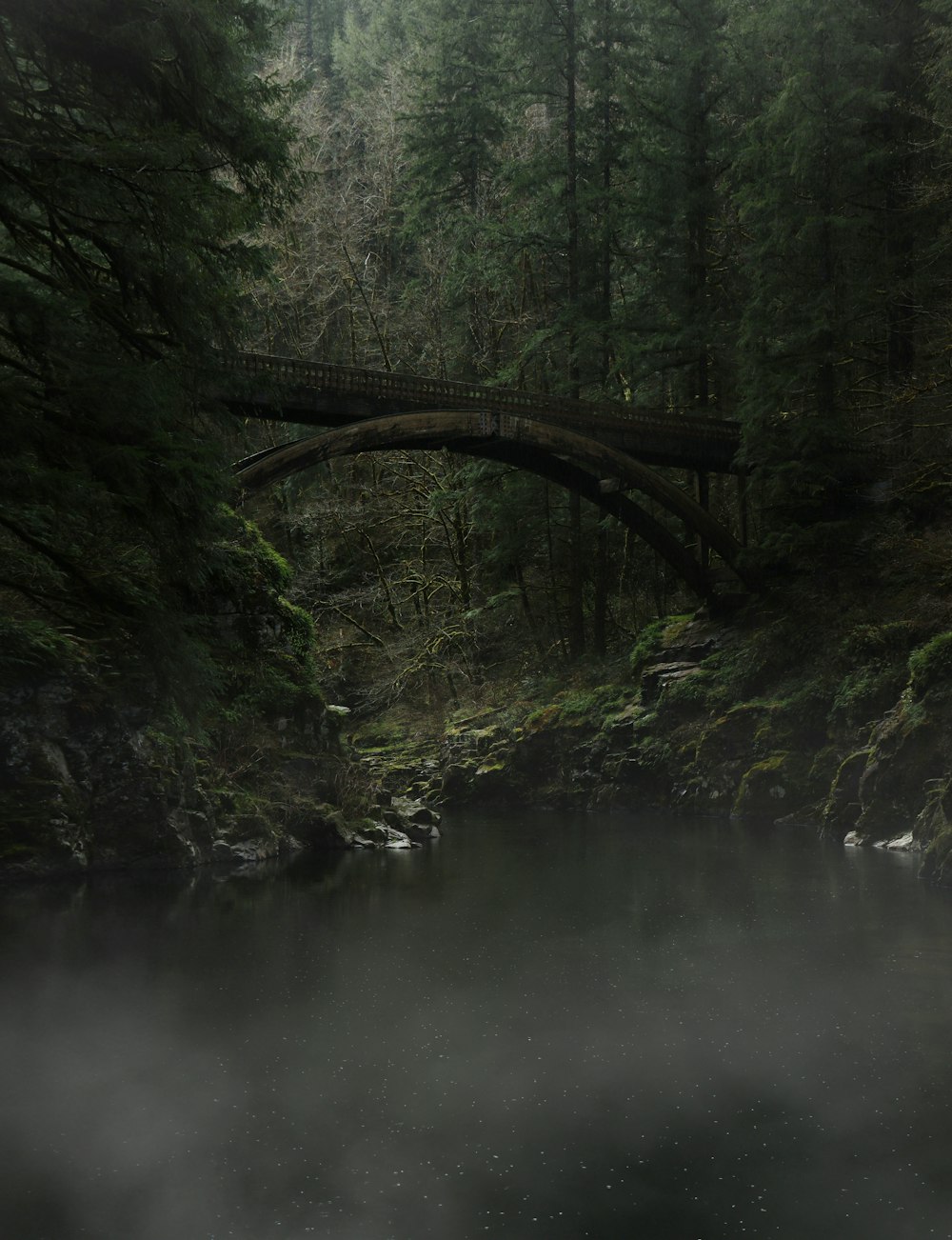 Braune Holzbrücke über den Fluss