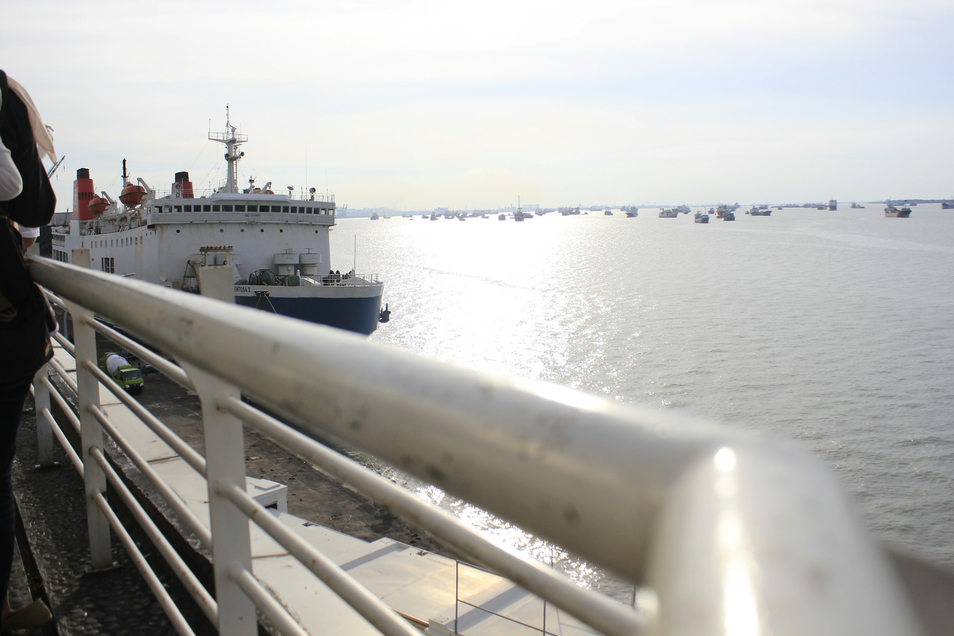 gray computer monitor