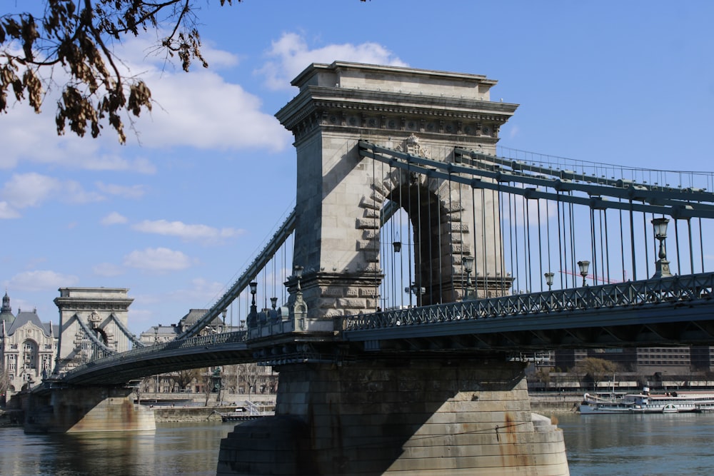 Graue Betonbrücke unter blauem Himmel tagsüber