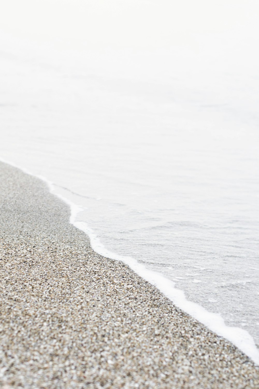 Onde del mare che si infrangono sulla riva durante il giorno