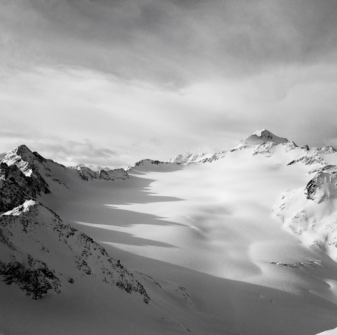 Besneeuwde berg onder een bewolkte lucht in het Zillertal
