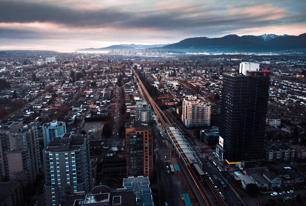 vista aérea dos edifícios da cidade durante o dia