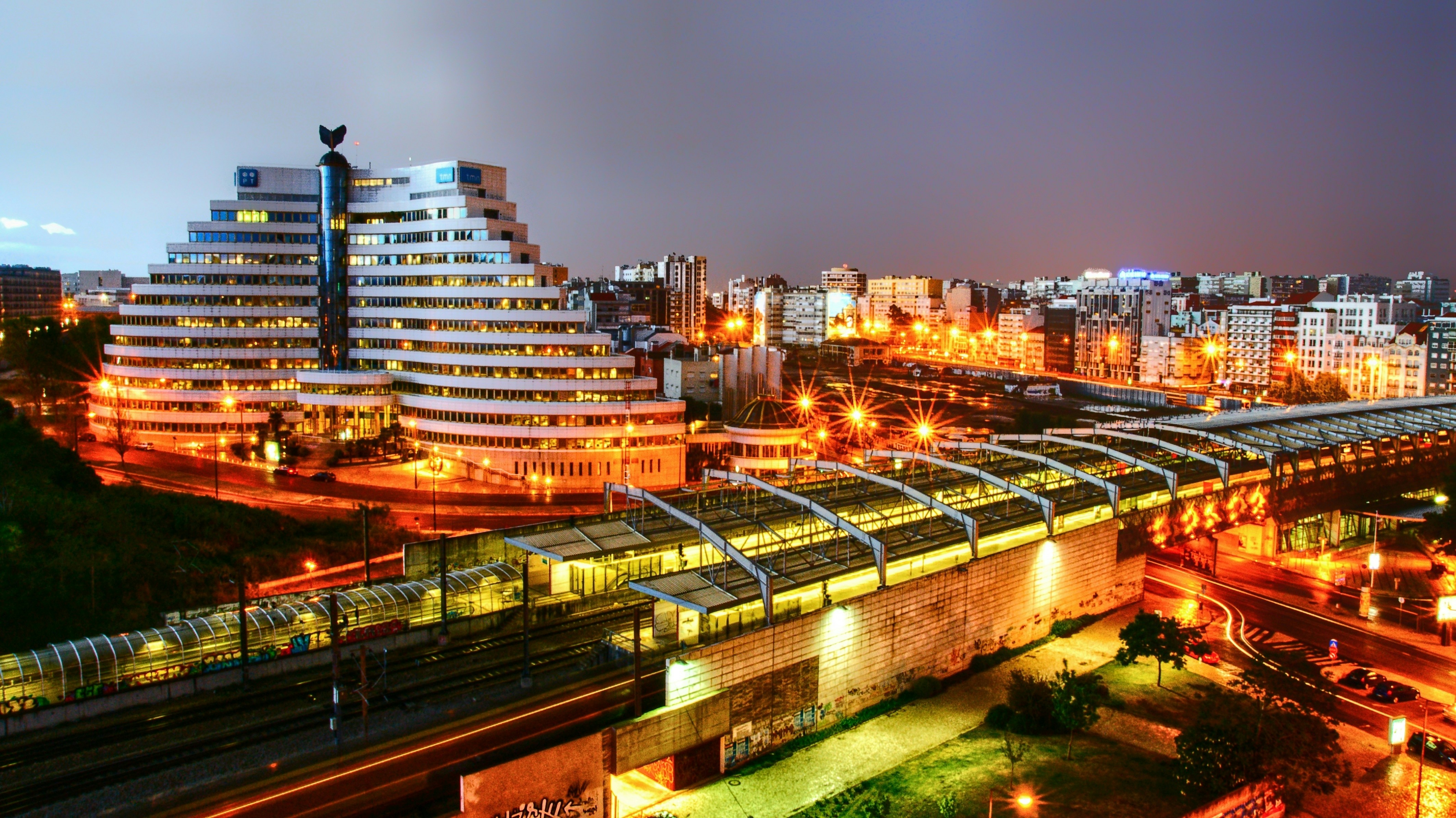 edificios de la ciudad durante la noche