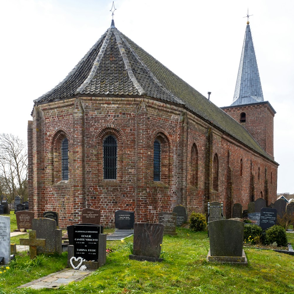 Braune und graue Betonkirche