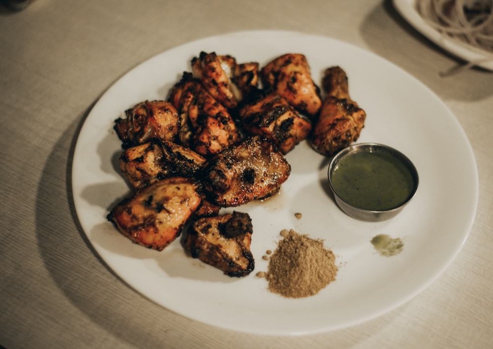 Carne cocida en plato de cerámica blanca