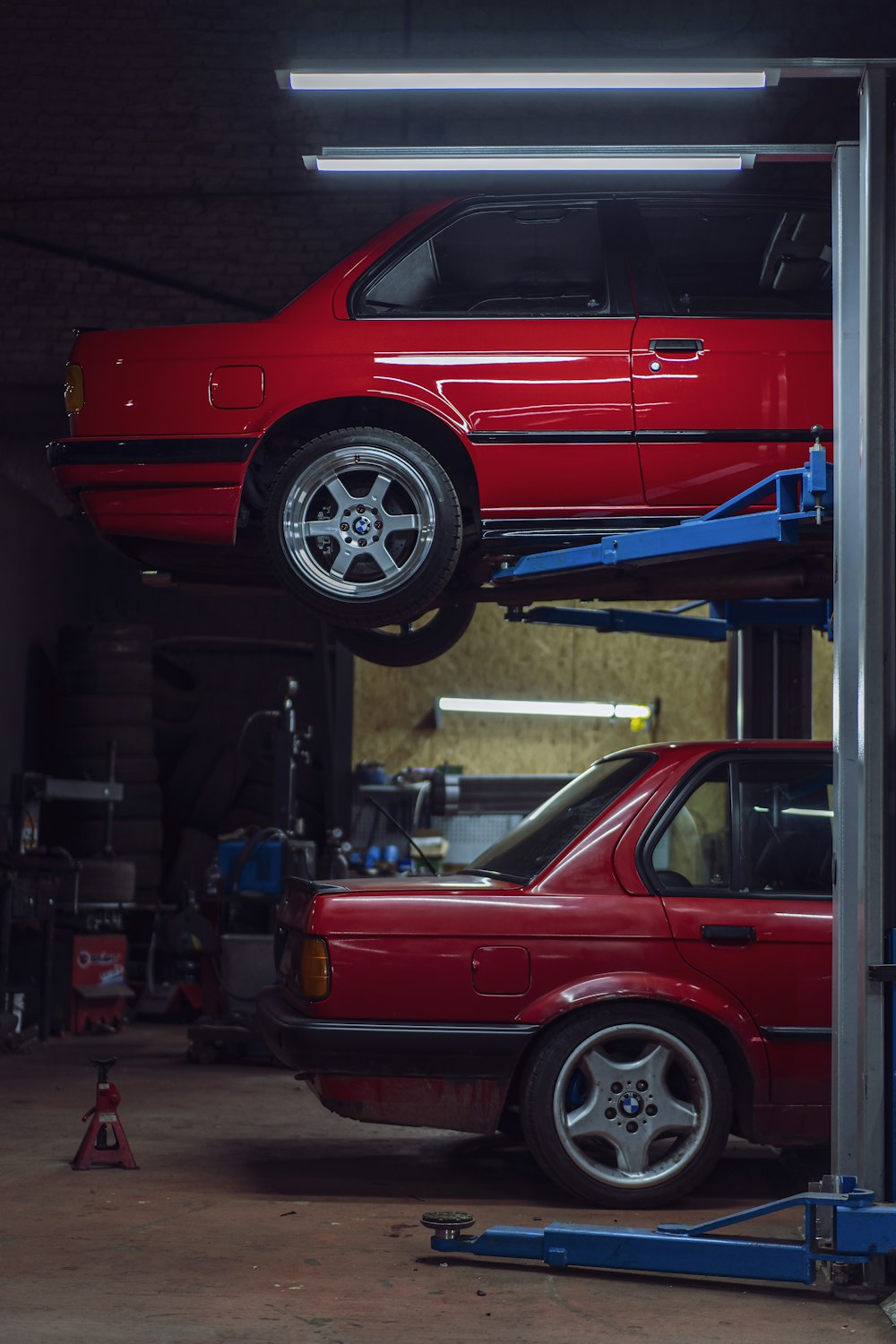 Rotes Auto vor dem Laden geparkt