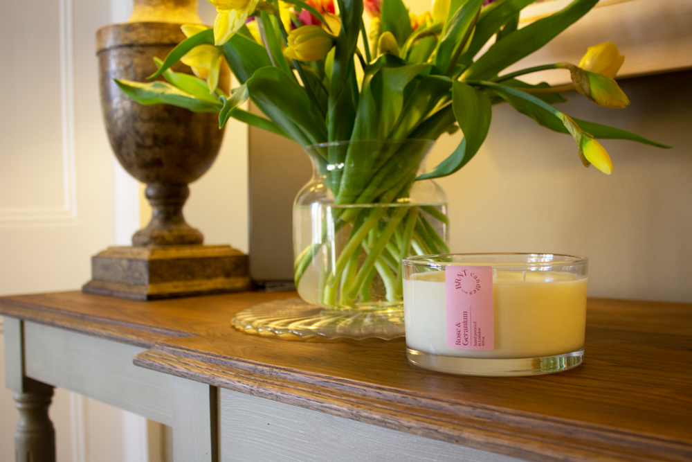 fleur jaune dans un vase en verre transparent