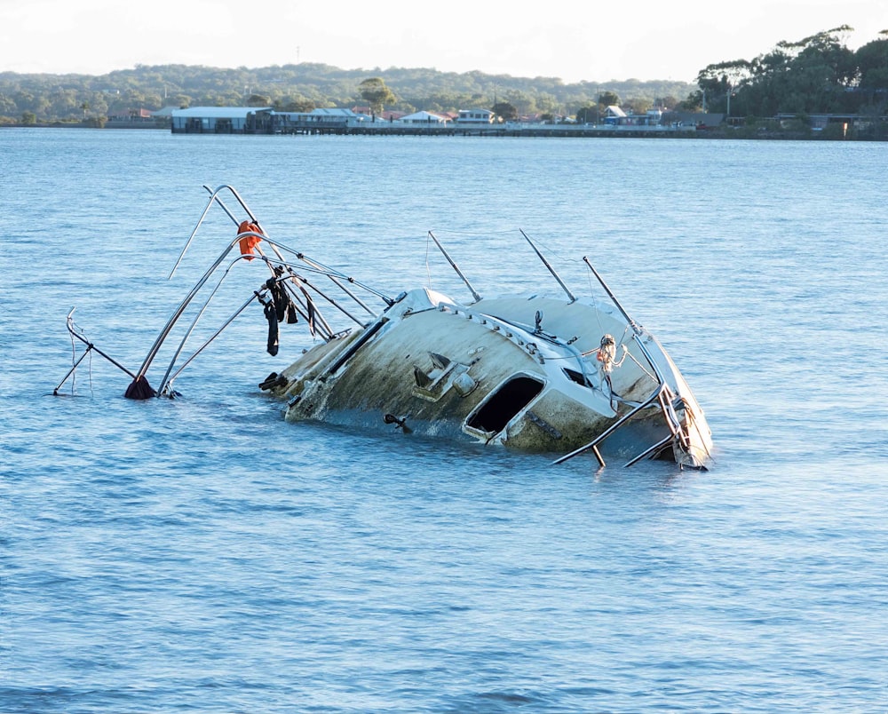 Graues und weißes Boot auf See tagsüber