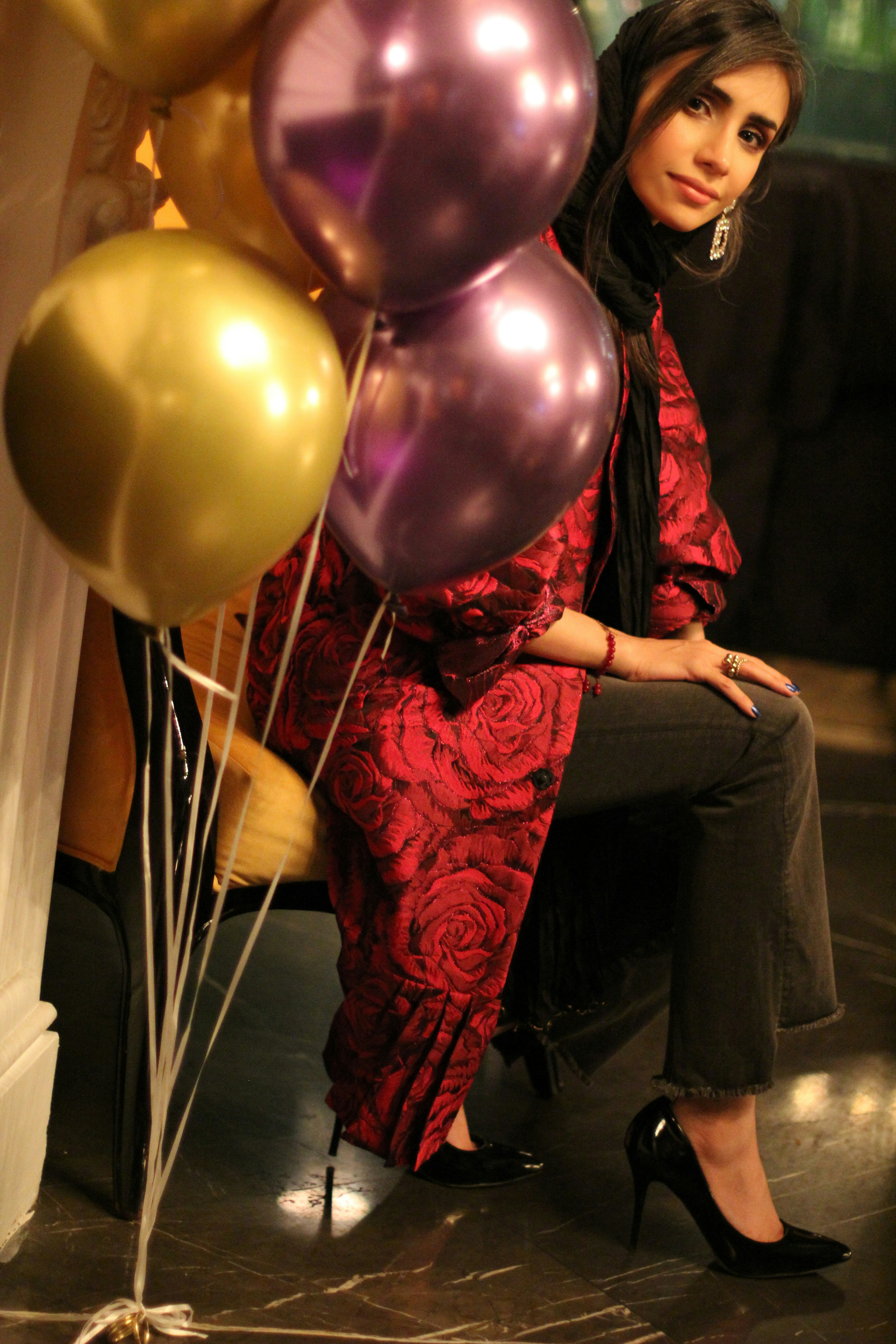 Foto zum Thema Frau in rotem Blumenkleid mit Luftballons – Kostenloses