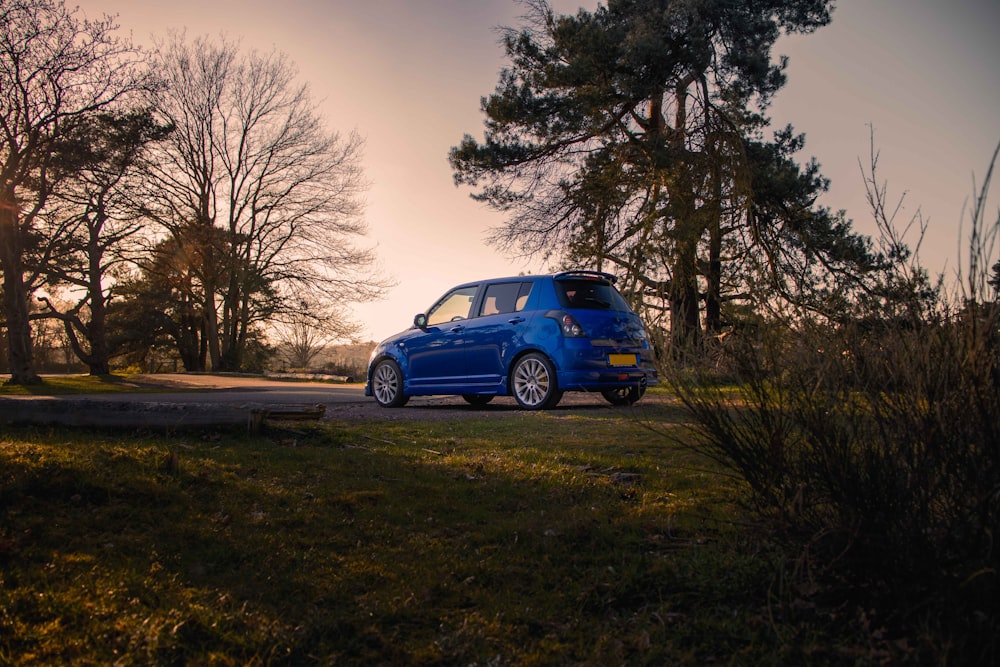 VUS bleu garé sur le bord de la route