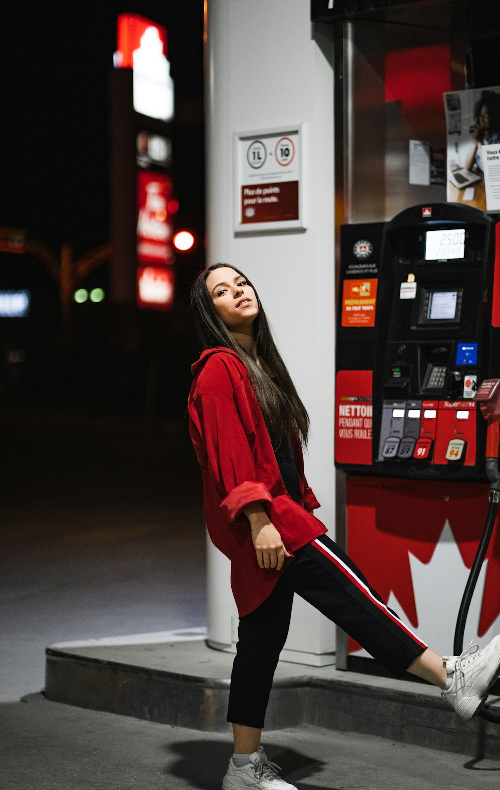 Foto de mujer con chaqueta roja y pantalones negros parada cerca de una  máquina recreativa roja y blanca – Imagen gratuita Calzado en Unsplash