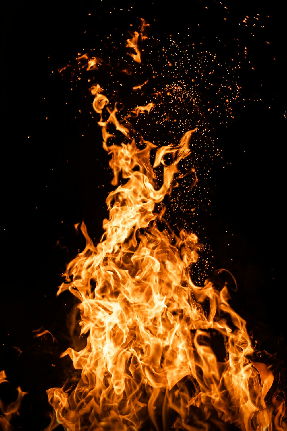 Fuego en la oscuridad durante la noche