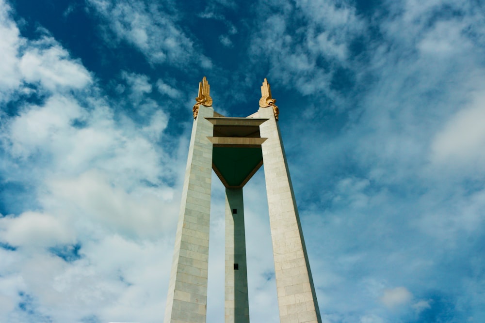 Torre de hormigón blanco bajo el cielo azul durante el día