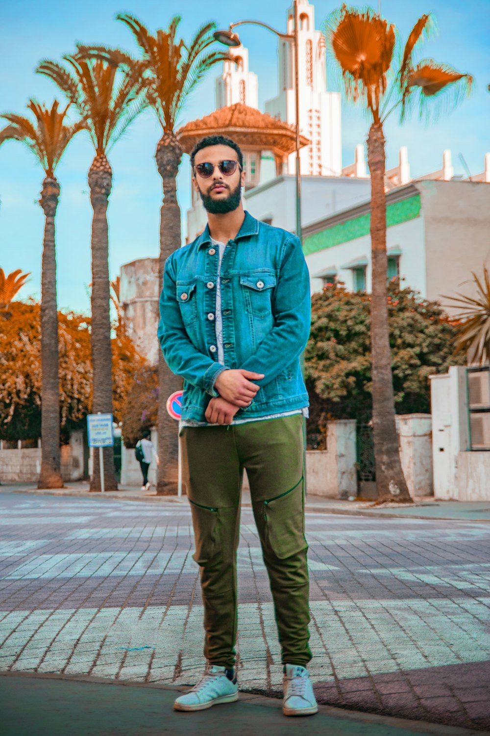 Uomo in camicia blu e pantaloni marroni in piedi sul marciapiede durante il  giorno foto – Persona Immagine gratuita su Unsplash