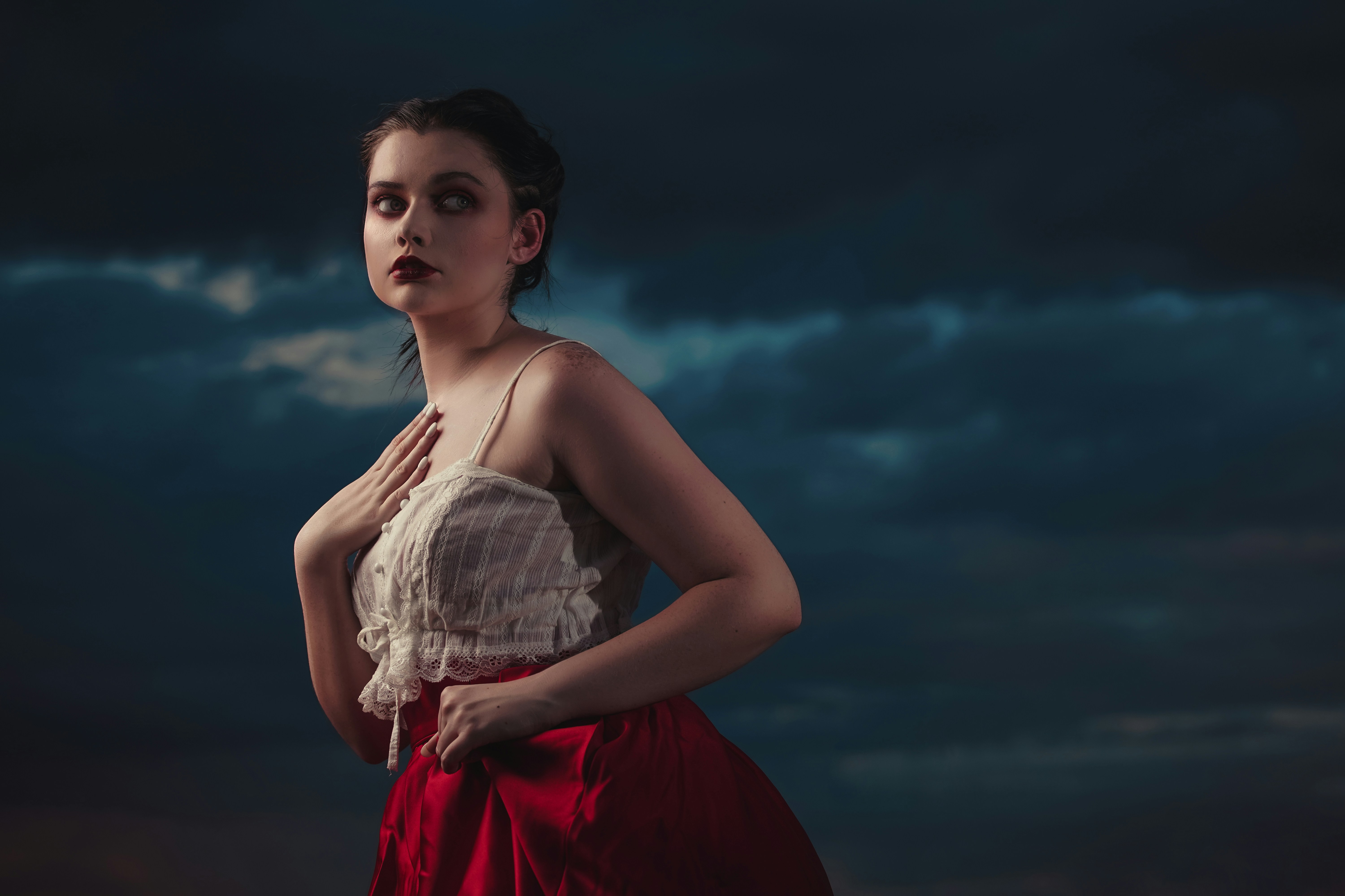 femme en robe dos nu blanche et rouge