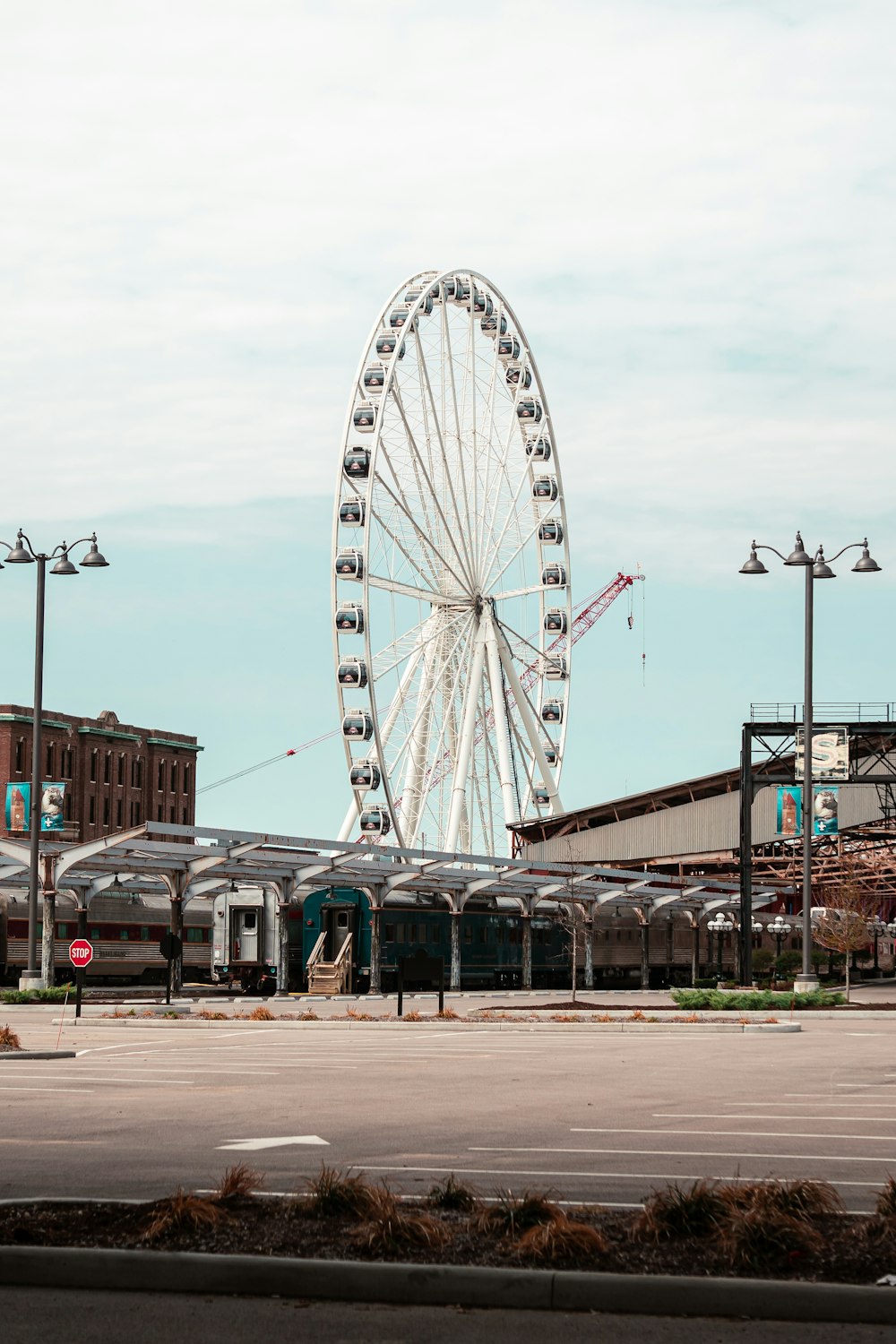 Grande roue blanche près du bâtiment blanc pendant la journée