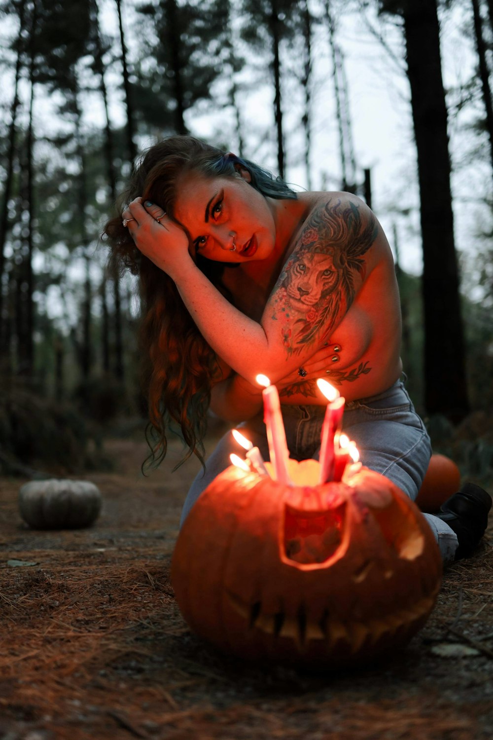 Frau in grauem Tanktop mit brennender Kerze
