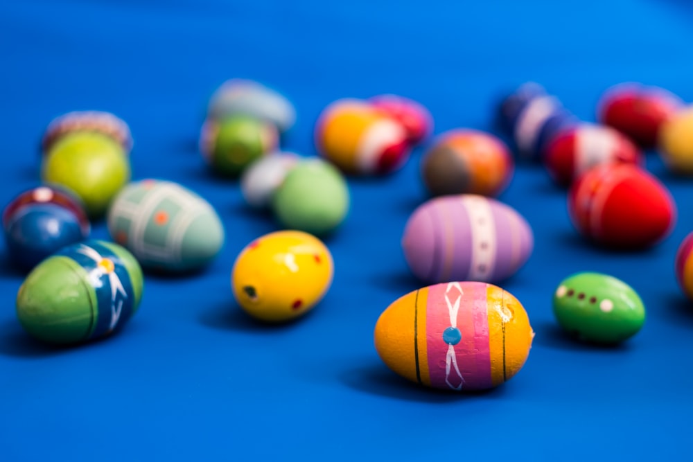 bolas de billar multicolores sobre mesa azul
