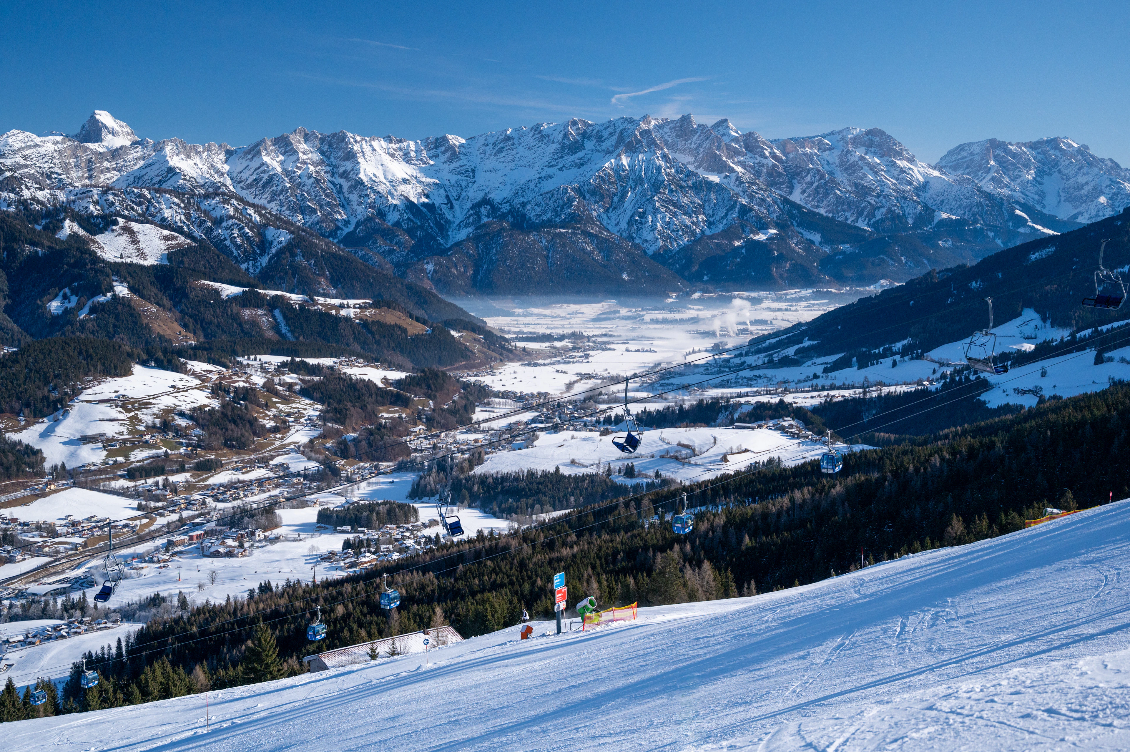 People walking on the snow in the Saalbach-Hinterglemm valley