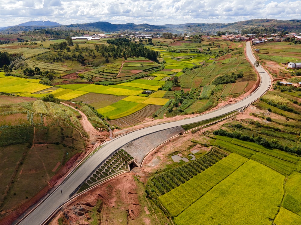 Vista aérea de un campo de hierba verde durante el día