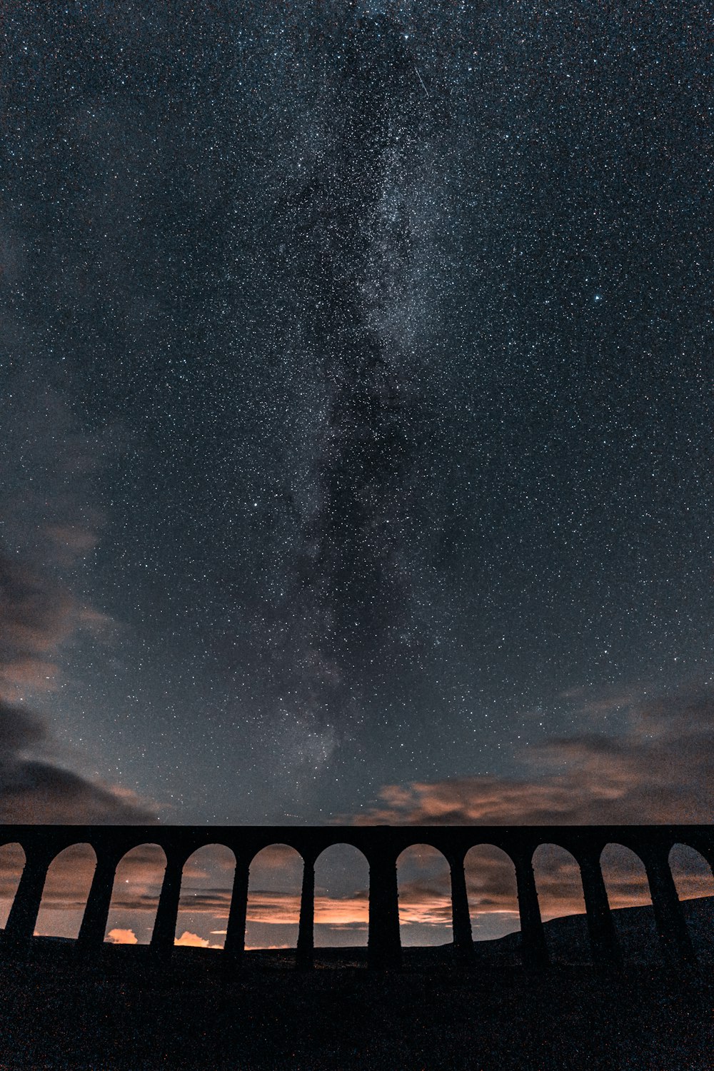 Puente de hormigón marrón bajo la noche estrellada