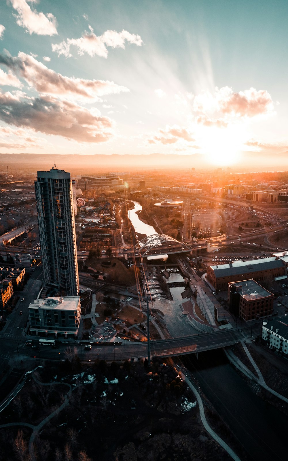 Vista aérea de los edificios de la ciudad durante la puesta del sol