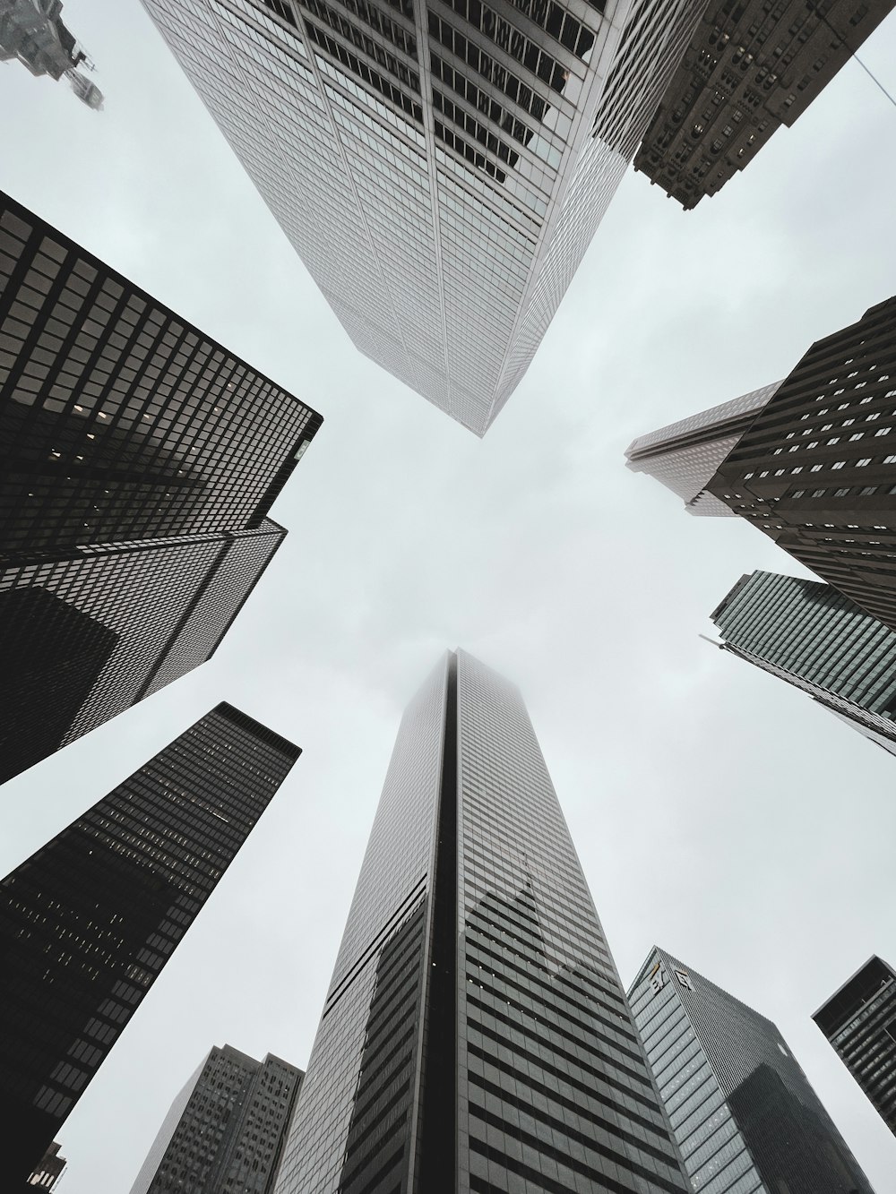 Vista a ojo de gusano de los edificios de la ciudad durante el día