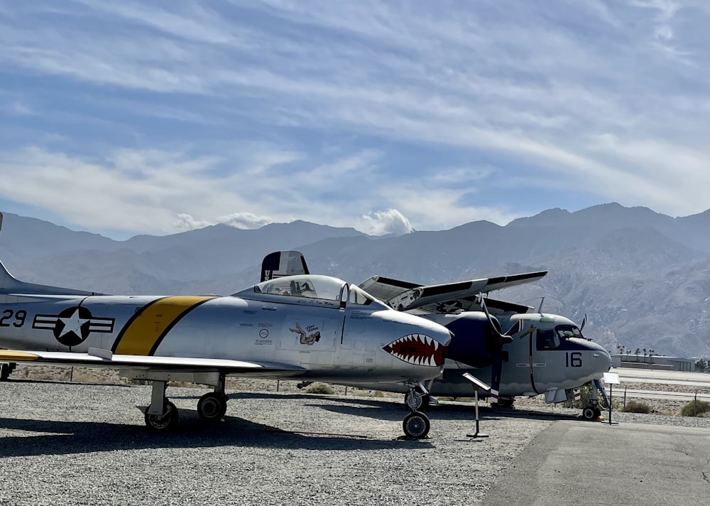 aereo a reazione bianco e blu su pavimentazione in cemento grigio durante il giorno