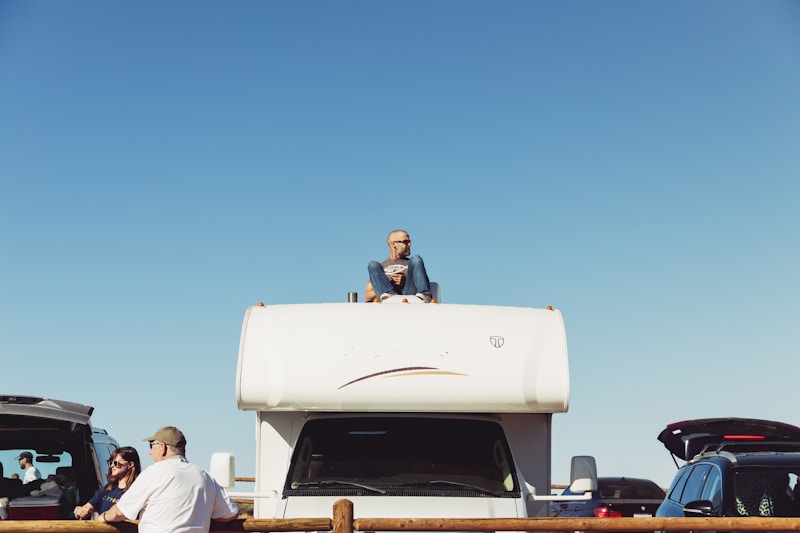 Homme stylé sur marina de Busan