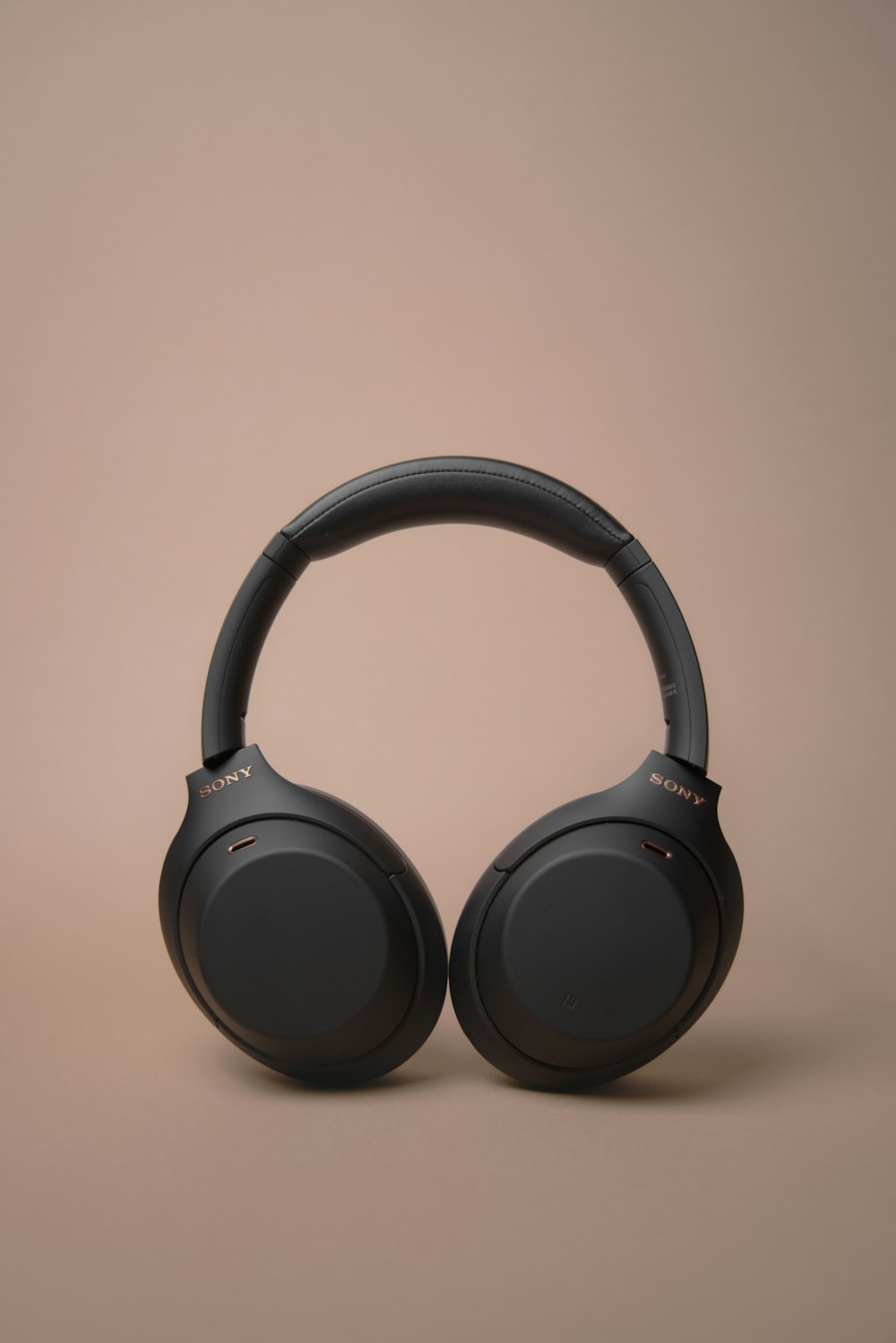 Schwarzer kabelloser Kopfhörer auf weißem Tisch
