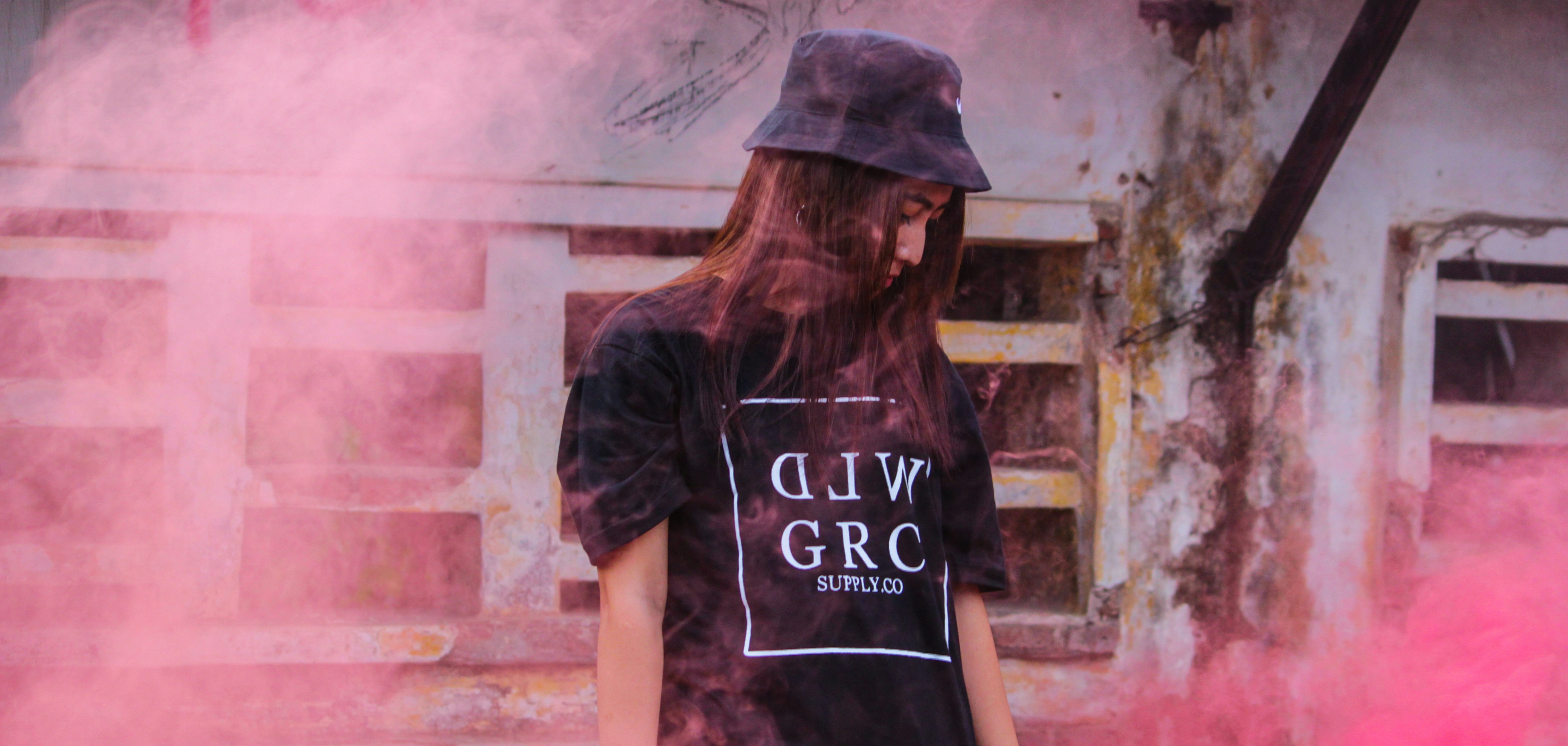 man in black crew neck t-shirt and black cap