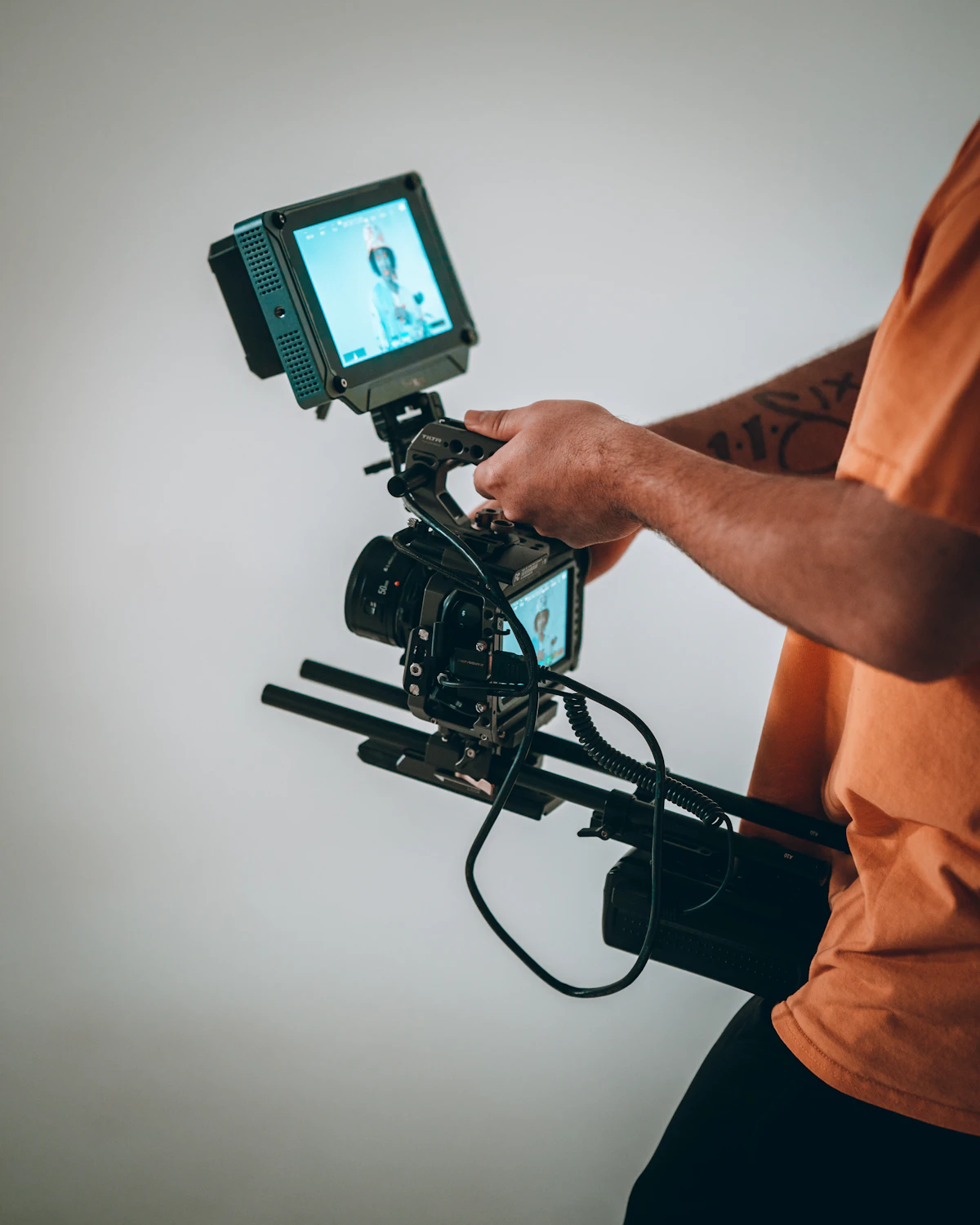 Cámara de vídeo en mano, grabando contenido para redes sociales