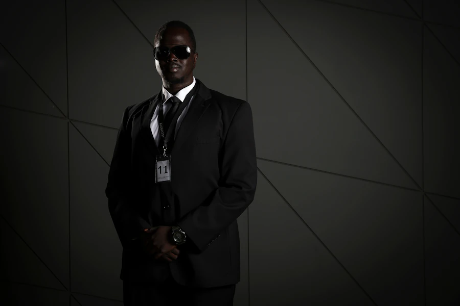 Agent de sécurité en costume sombre