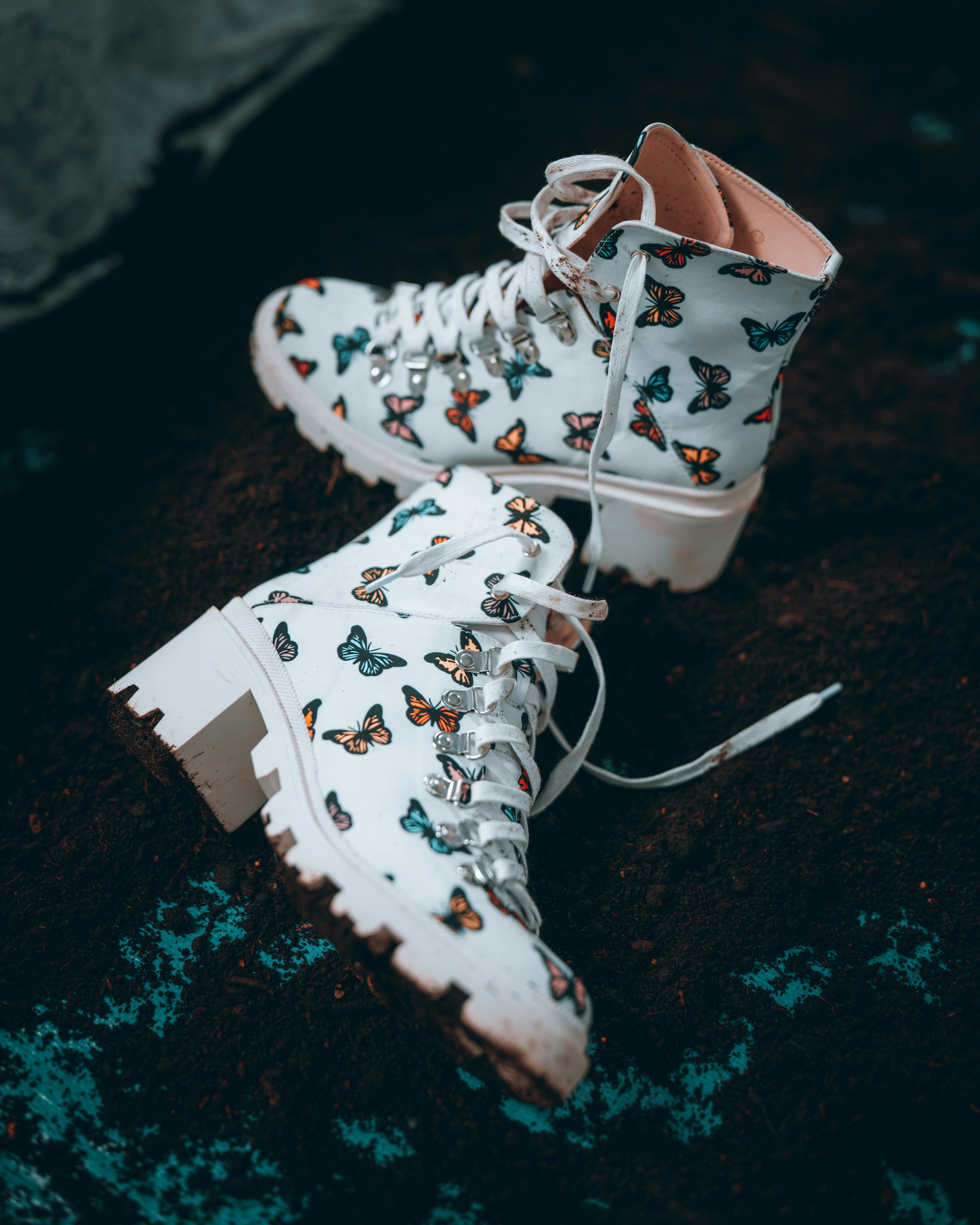 tênis floral de cano alto branco e preto