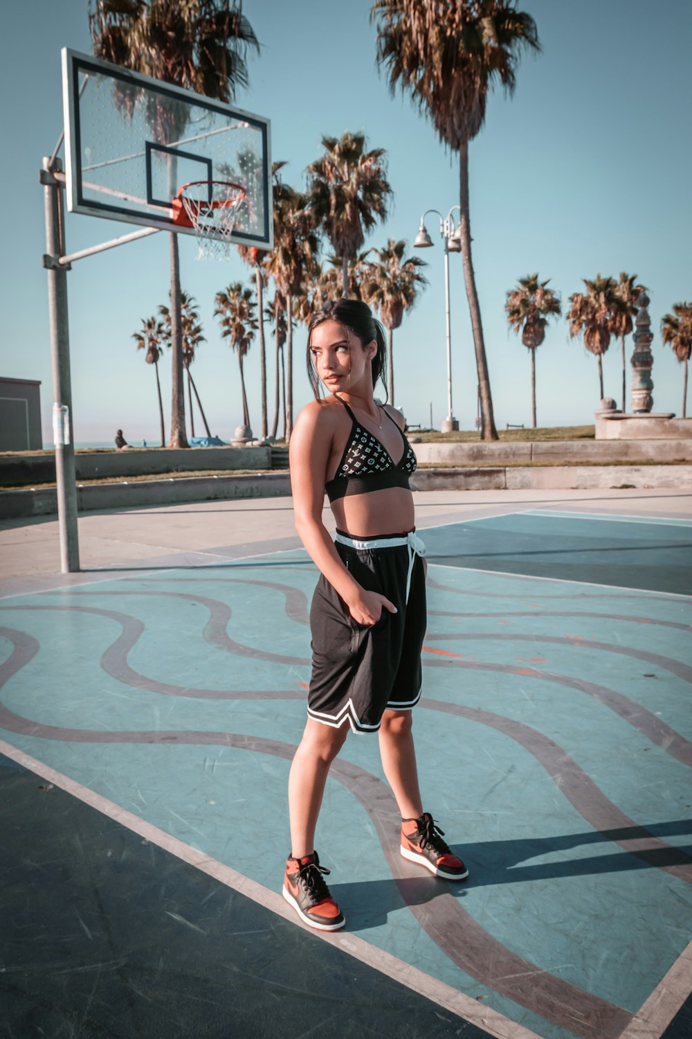 woman in black and white skirt standing on basketball court during daytime  photo – Free Los angeles Image on Unsplash