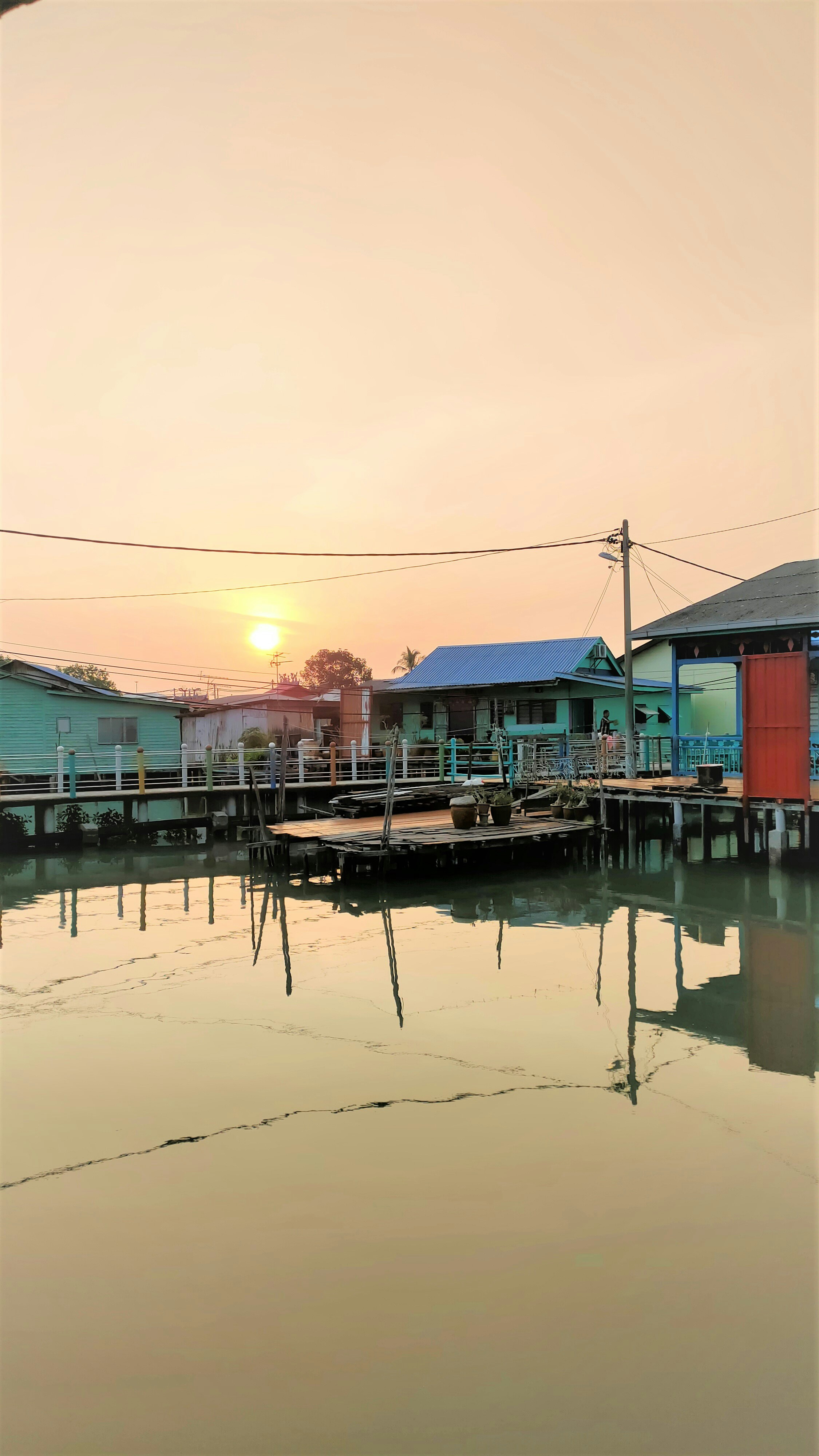 Palafitos coloridos de Castro reflejados en el agua al atardecer